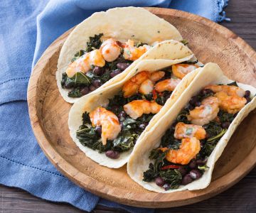 Tacos con kale y gambas