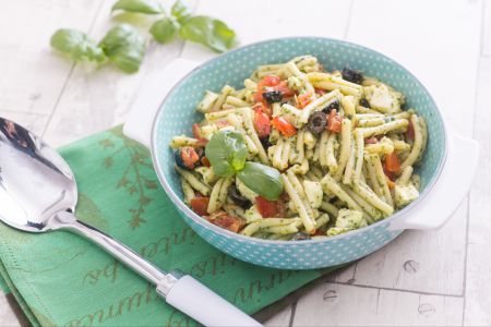 Pasta fría con pesto sin ajo