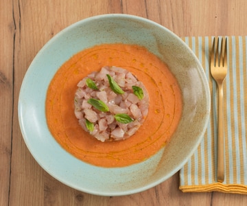 Gazpacho con tartar de serviola
