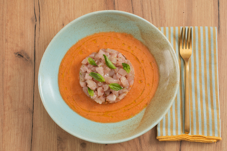 Gazpacho con tartar de serviola