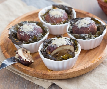 Cestitas de hojas de vid con boletus y Grana Padano