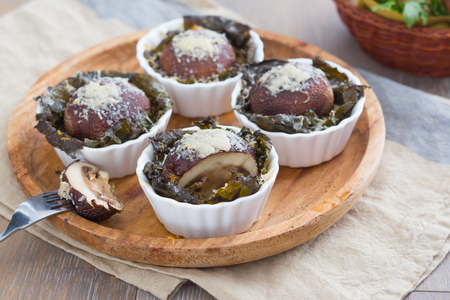 Cestitas de hojas de vid con boletus y Grana Padano