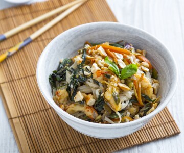 Noodles con gambas y verduras