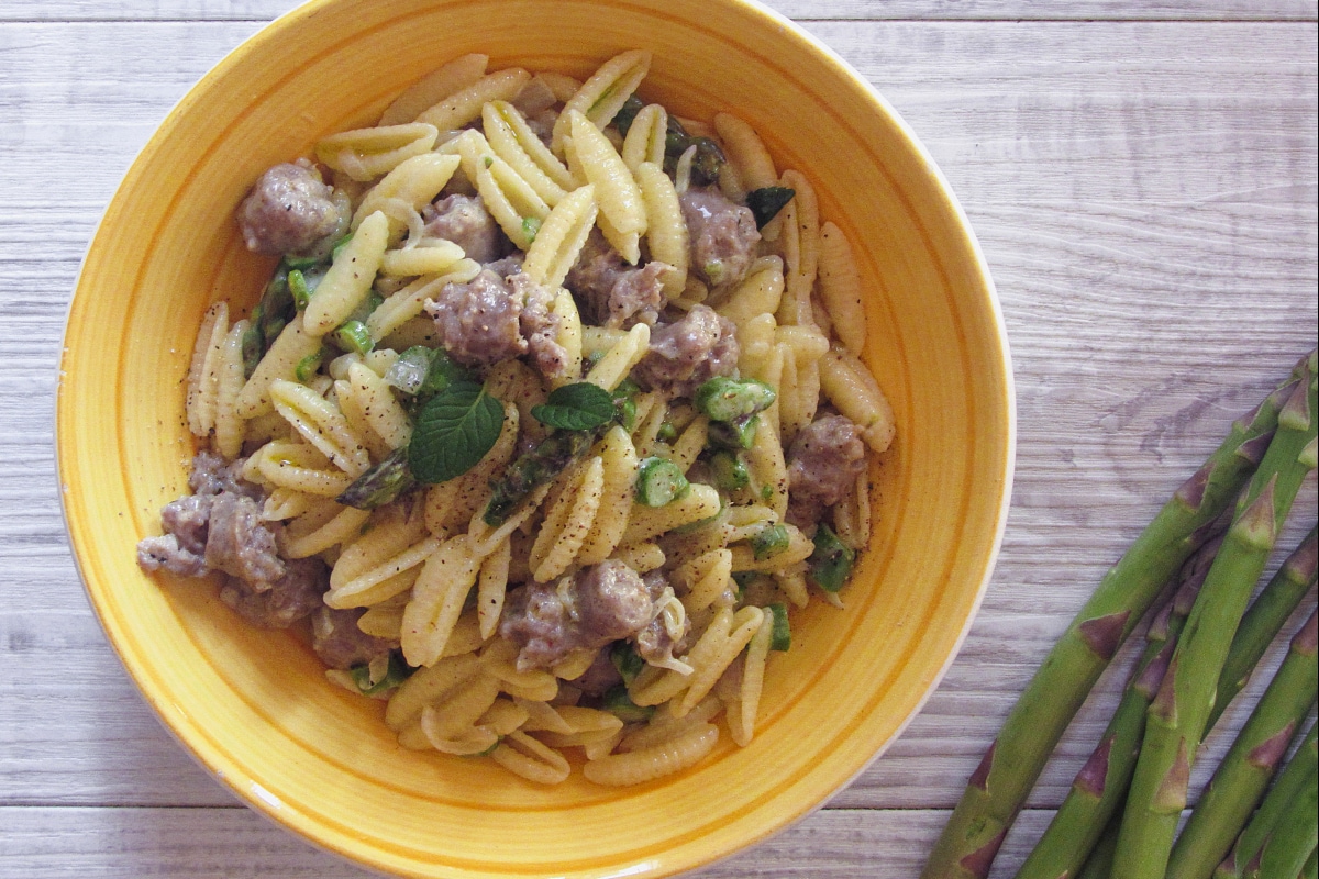 Gnocchetti sardi con salchicha y espárragos