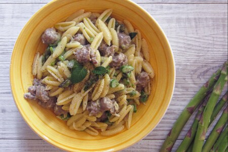 Gnocchetti sardi con salchicha y espárragos