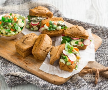 Bocadillos de cerveza con ensaladilla rusa de primavera