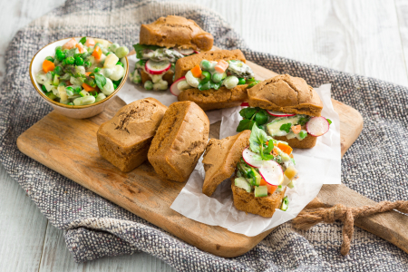 Bocadillos de cerveza con ensaladilla rusa de primavera