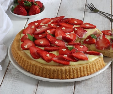 Tarta blanda con crema de chocolate blanco y fresas