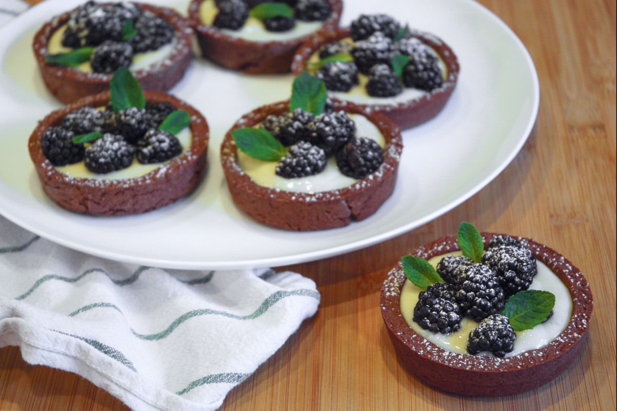 Tartaletas de cacao con crema y moras