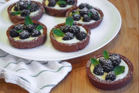 Tartaletas de cacao con crema y moras