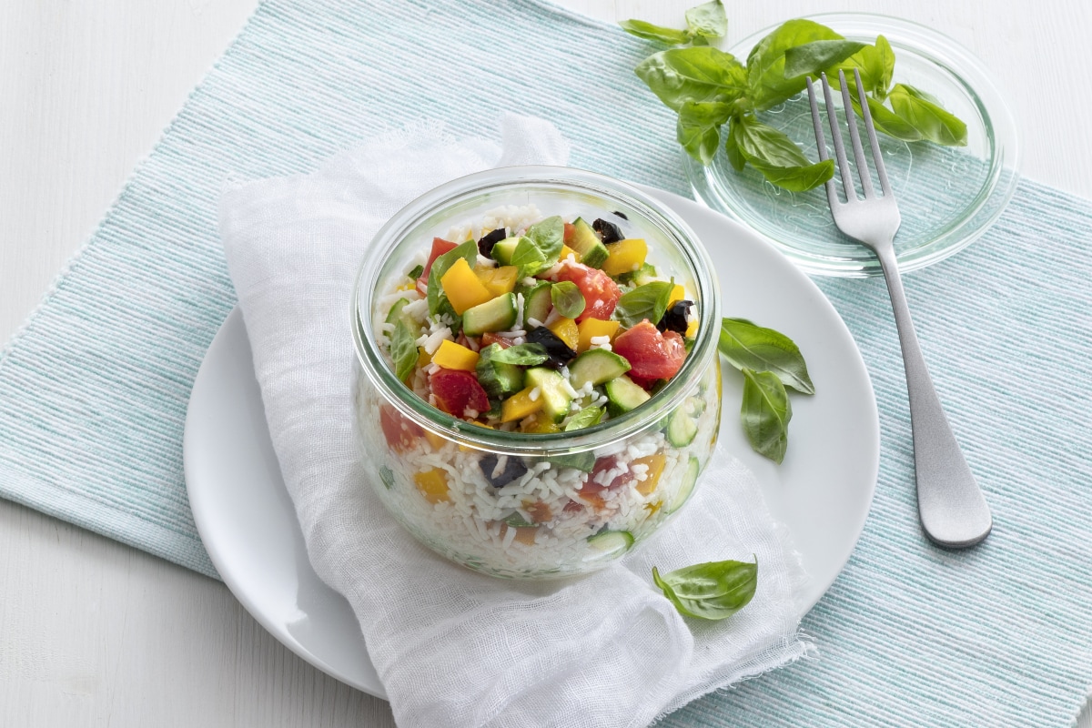 Ensalada de arroz en cocción en tarro