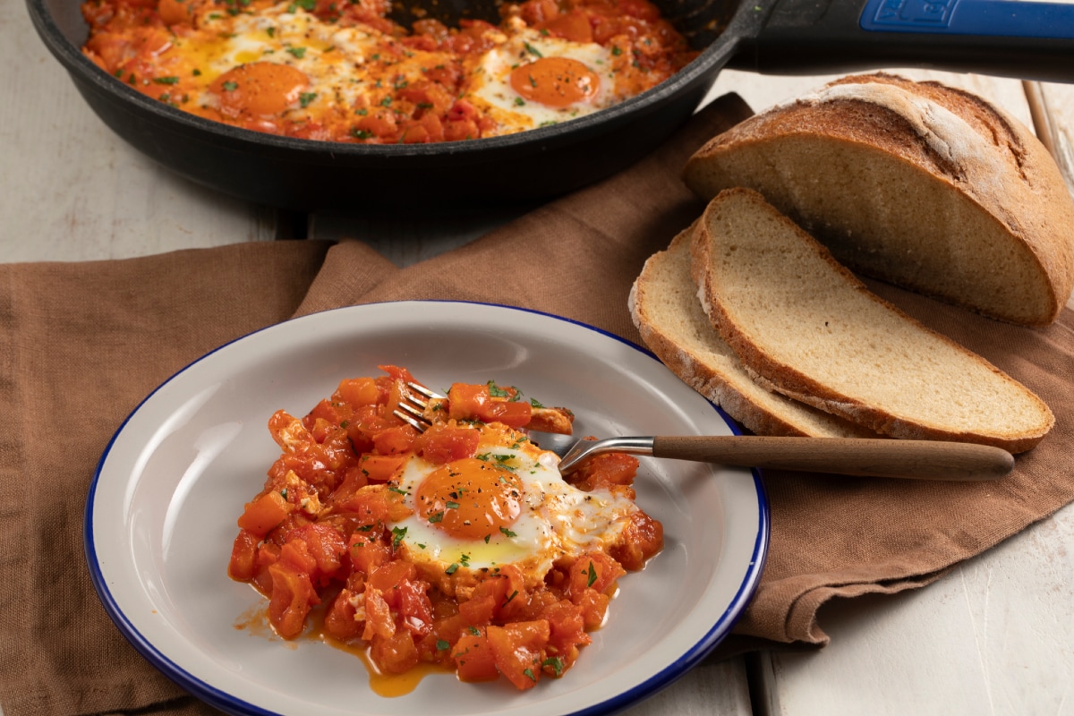 Huevos con tomate