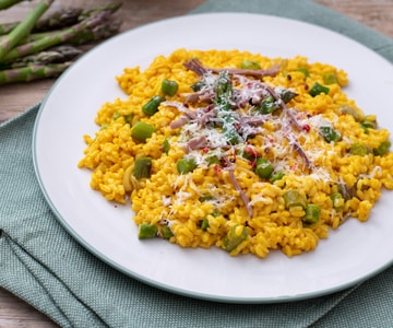 Risotto amarillo con carne deshilachada, espárragos y Grana Padano DOP