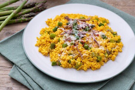 Risotto amarillo con carne deshilachada, espárragos y Grana Padano DOP