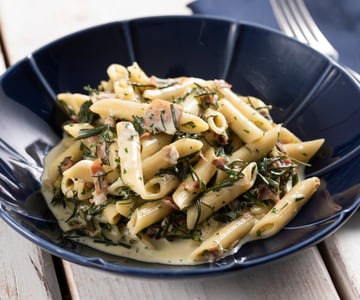 Pasta con agretti y speck