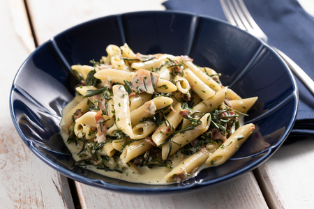 Pasta con agretti y speck