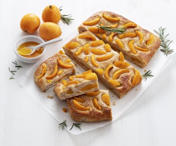 Torta de nísperos y romero