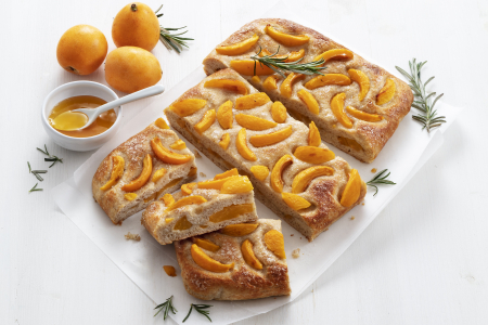 Torta de nísperos y romero