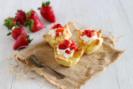 Cestitas de nata y fresas
