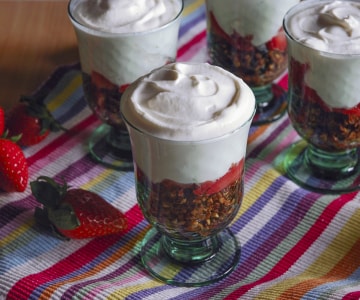 Crumble de avellanas con fresas al ron