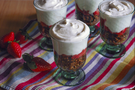 Crumble de avellanas con fresas al ron