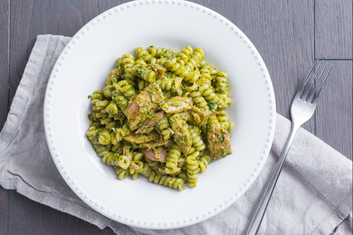 Pasta con pesto de rúcula y atún