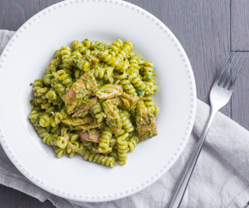Pasta con pesto de rúcula y atún