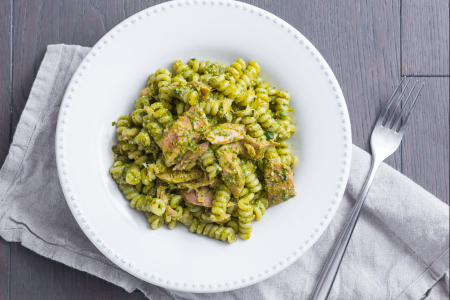 Pasta con pesto de rúcula y atún