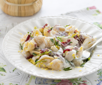 Pasta rápida con robiola y bresaola