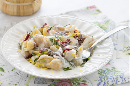 Pasta rápida con robiola y bresaola
