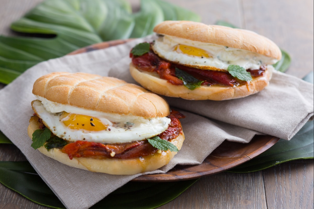 Bocadillo vegetariano con pimientos y huevos