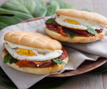Bocadillo vegetariano con pimientos y huevos