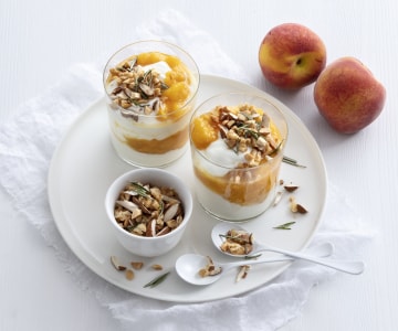 Vasos de albaricoques y robiola