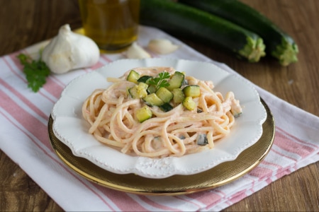Pasta con crema de salmón y calabacines