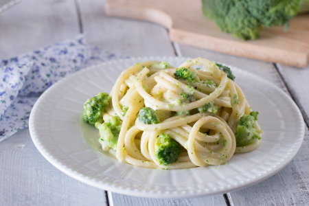 Bucatini cacio y pepe con brócoli