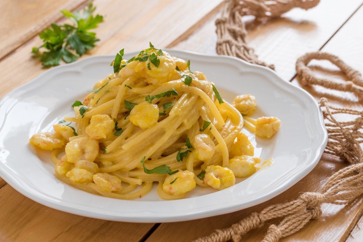 Espaguetis con gambas, stracchino y azafrán