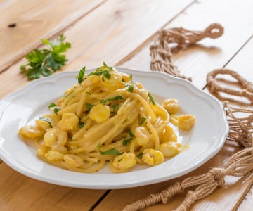 Espaguetis con gambas, stracchino y azafrán
