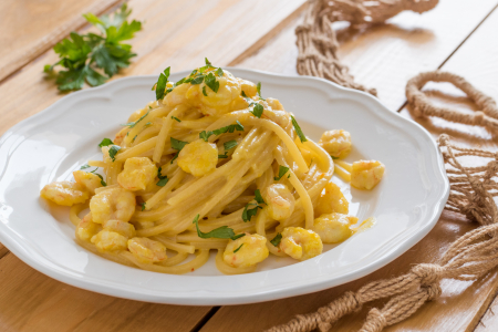 Espaguetis con gambas, stracchino y azafrán