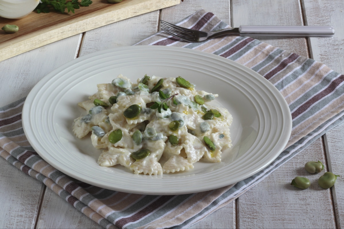 Pasta con crema de ricotta y habas