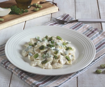 Pasta con crema de ricotta y habas