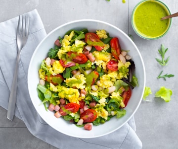 Ensalada con huevos revueltos