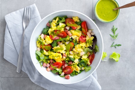 Ensalada con huevos revueltos