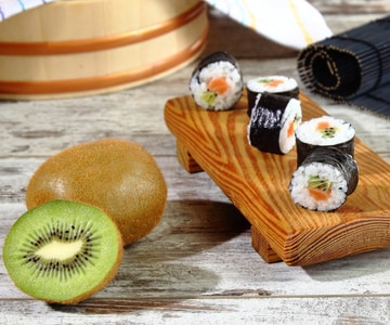 Maki de kiwi y salmón