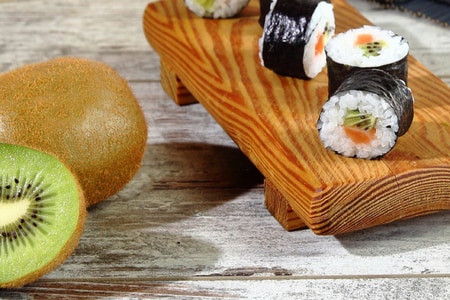 Maki de kiwi y salmón