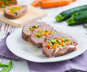 Pastel de carne con verduras y queso