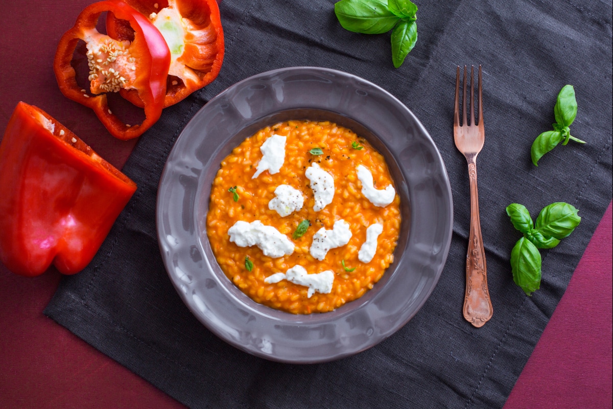 Risotto cremoso con pimientos y burrata