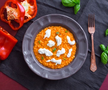Risotto cremoso con pimientos y burrata