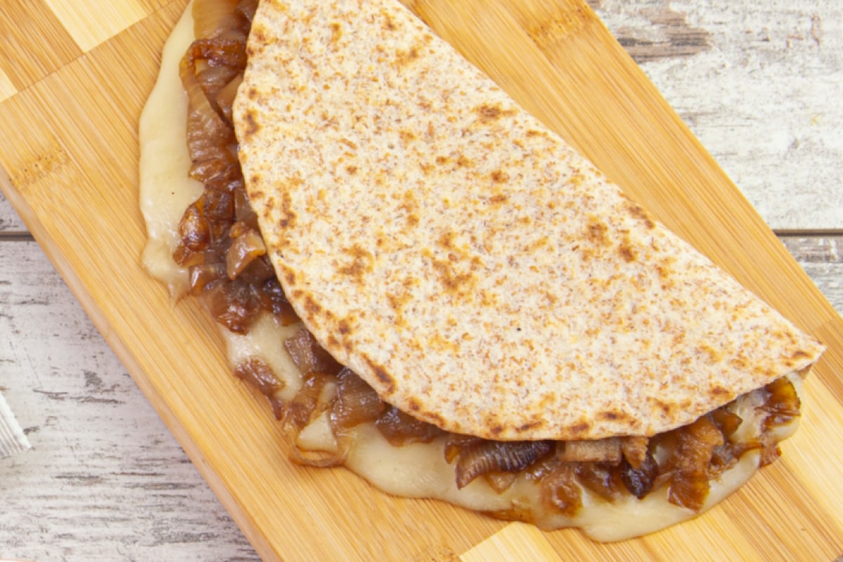 Piadina con taleggio y cebollas caramelizadas