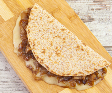 Piadina con taleggio y cebollas caramelizadas