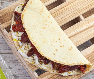 Piadina con tomates secos y mozzarella de búfala